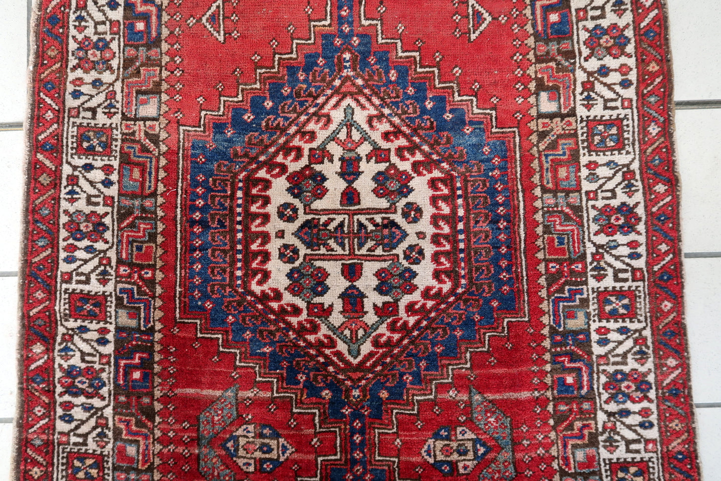 Antique Serab Wool Runner, Crimson Field & Stepped Medallions, c. 1920s — 3'1" × 6'8" — 1C1284