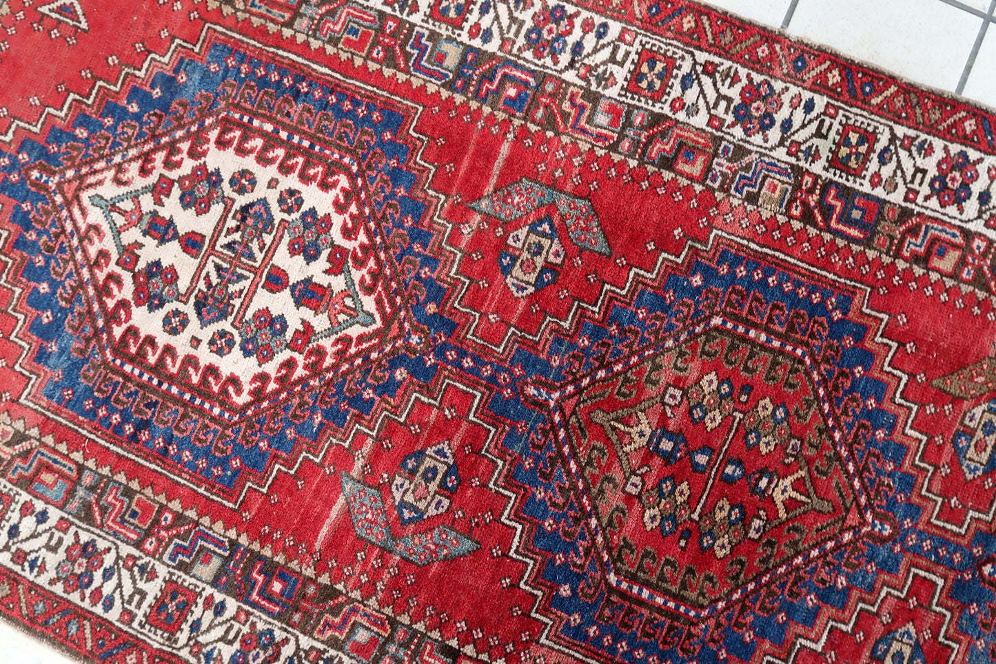 Antique Serab Wool Runner, Crimson Field & Stepped Medallions, c. 1920s — 3'1" × 6'8" — 1C1284