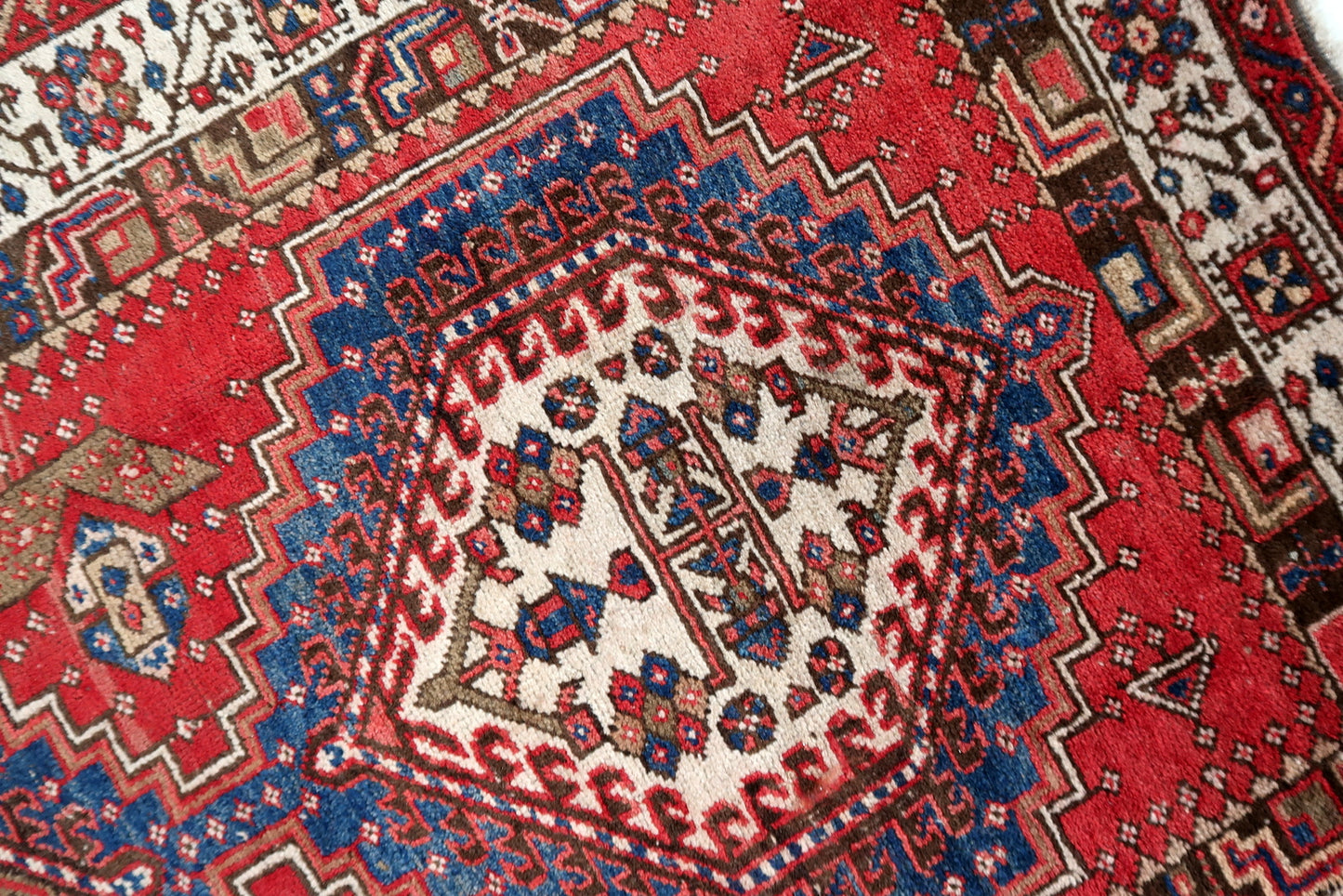 Antique Serab Wool Runner, Crimson Field & Stepped Medallions, c. 1920s — 3'1" × 6'8" — 1C1284