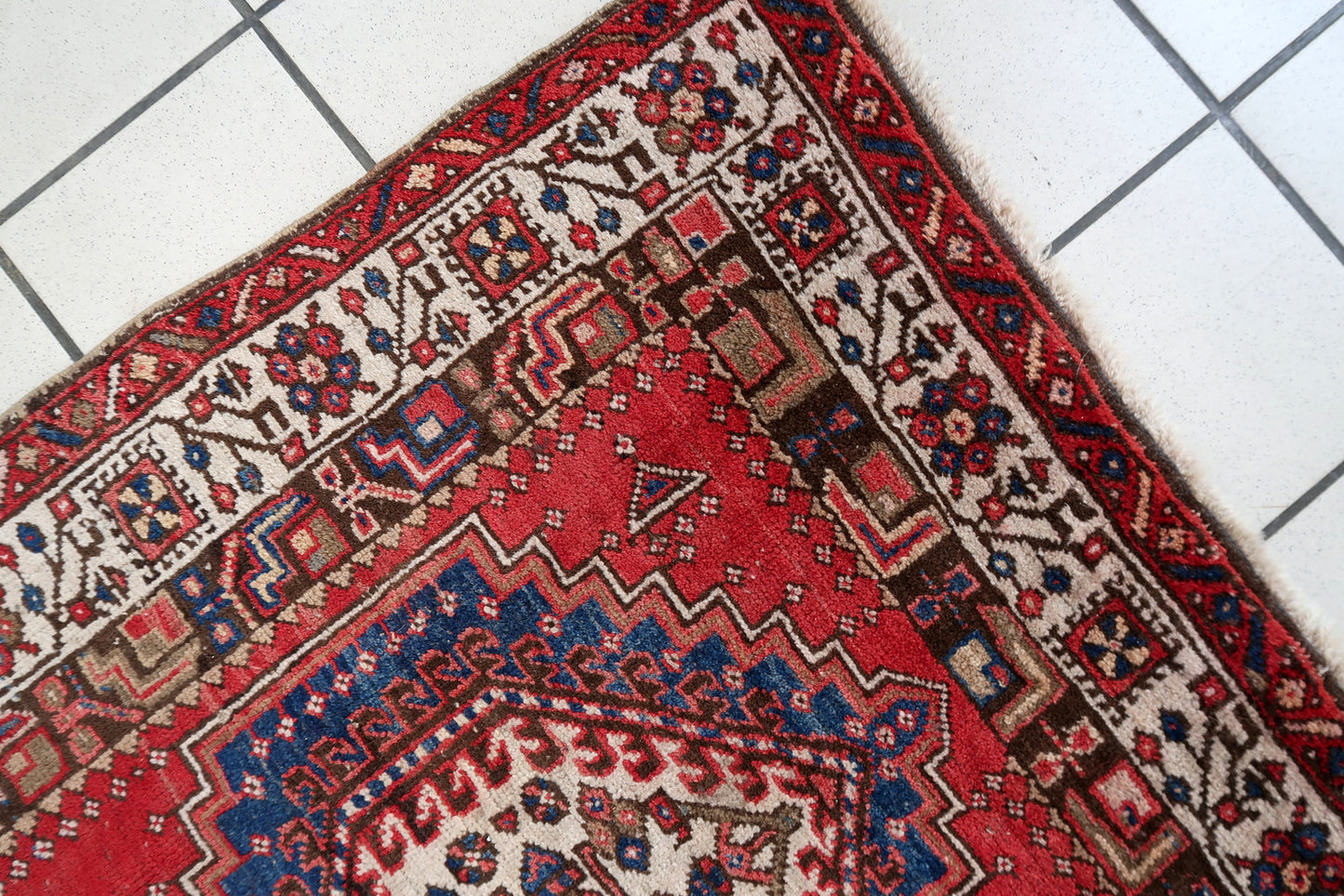 Antique Serab Wool Runner, Crimson Field & Stepped Medallions, c. 1920s — 3'1" × 6'8" — 1C1284