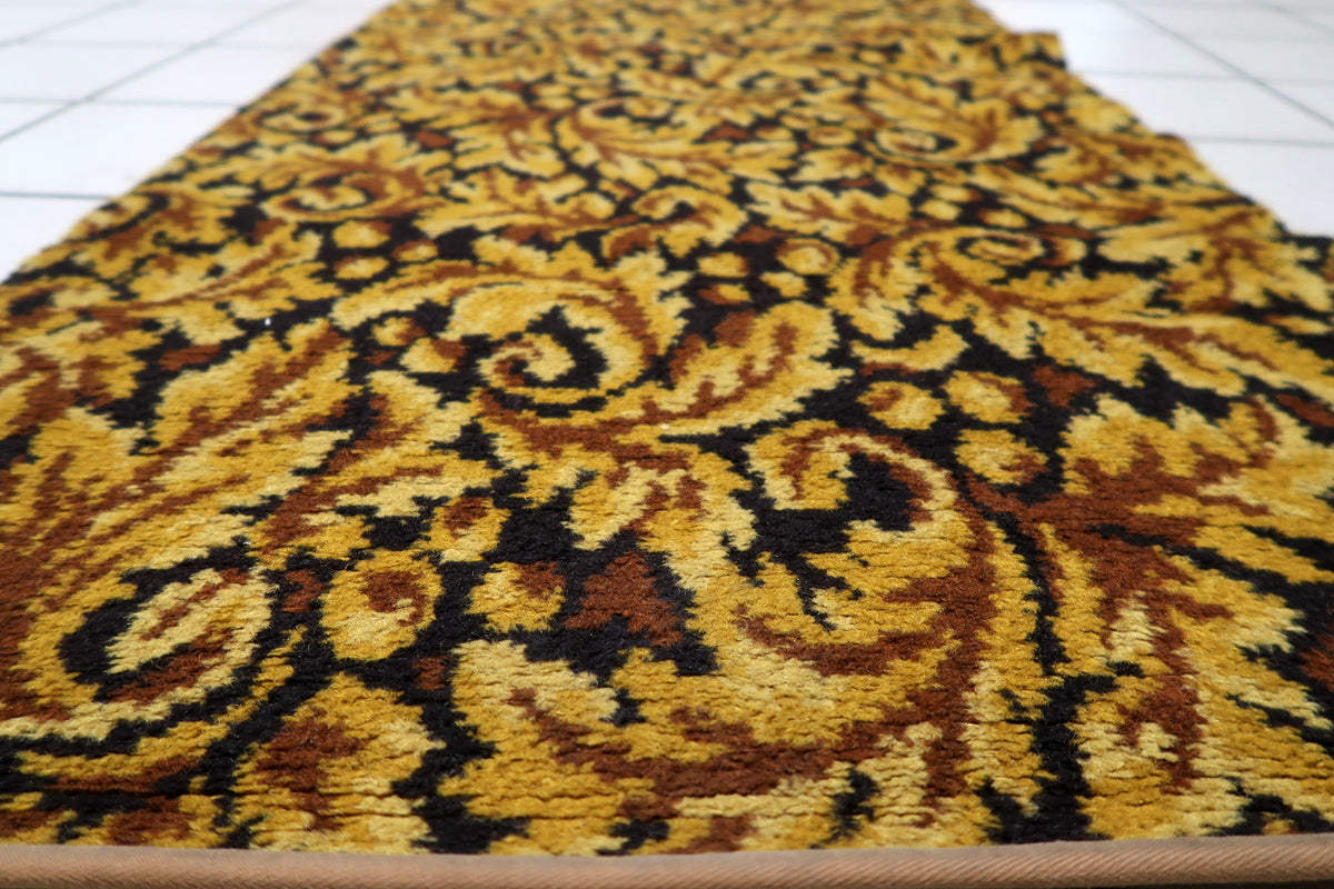 Tight durable woven backing and reinforced edge binding of a 1960s vintage German acrylic floor rug.