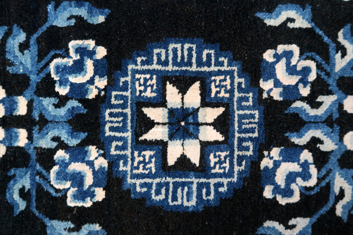 Eight-pointed ivory floral centre within a stepped blue medallion