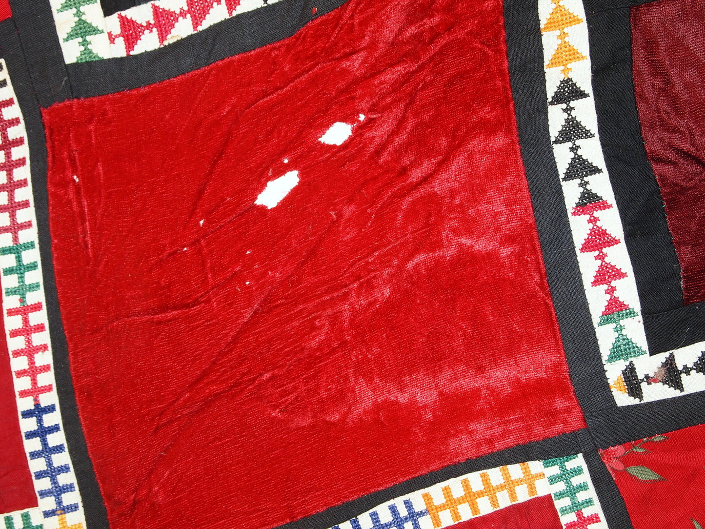 Central diamond pattern arrangement

