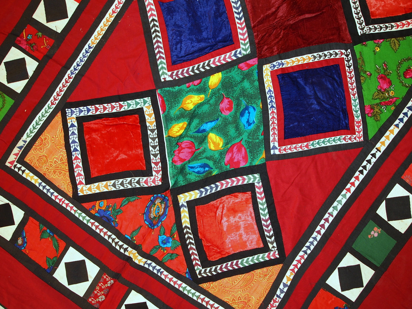 Overall geometric composition of the Suzani

