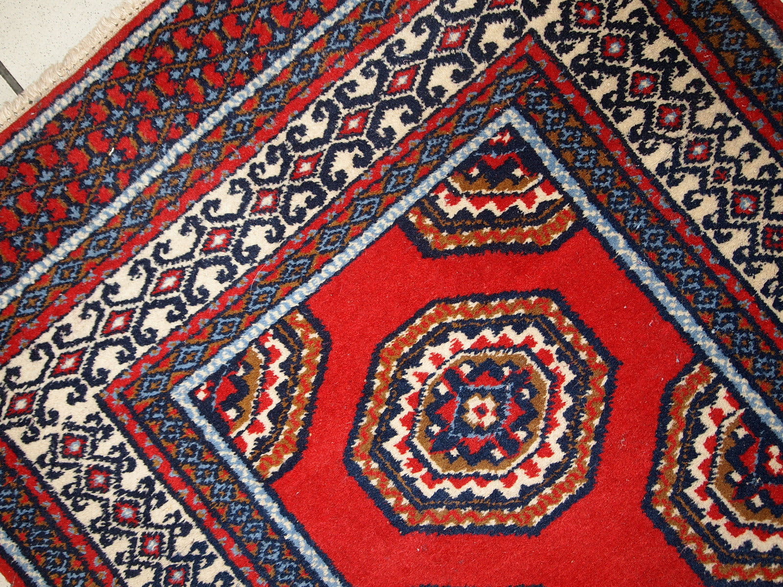 Full view of the Handmade Vintage Indo-Mahal rug measuring 2.7' x 5.1'.

