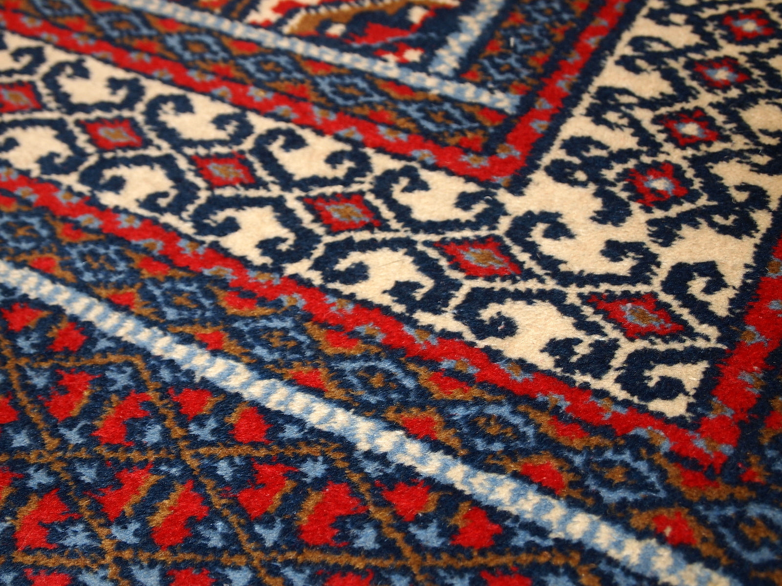 Close-up view of the wool fibers used in the Indo-Mahal rug.

