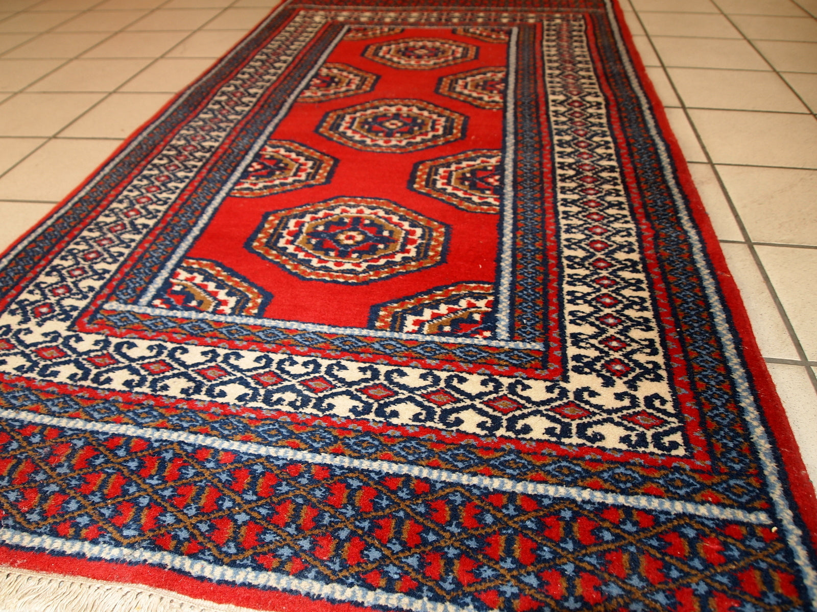 Beautiful floral and geometric motifs in the 1970s vintage Indo-Mahal rug.

