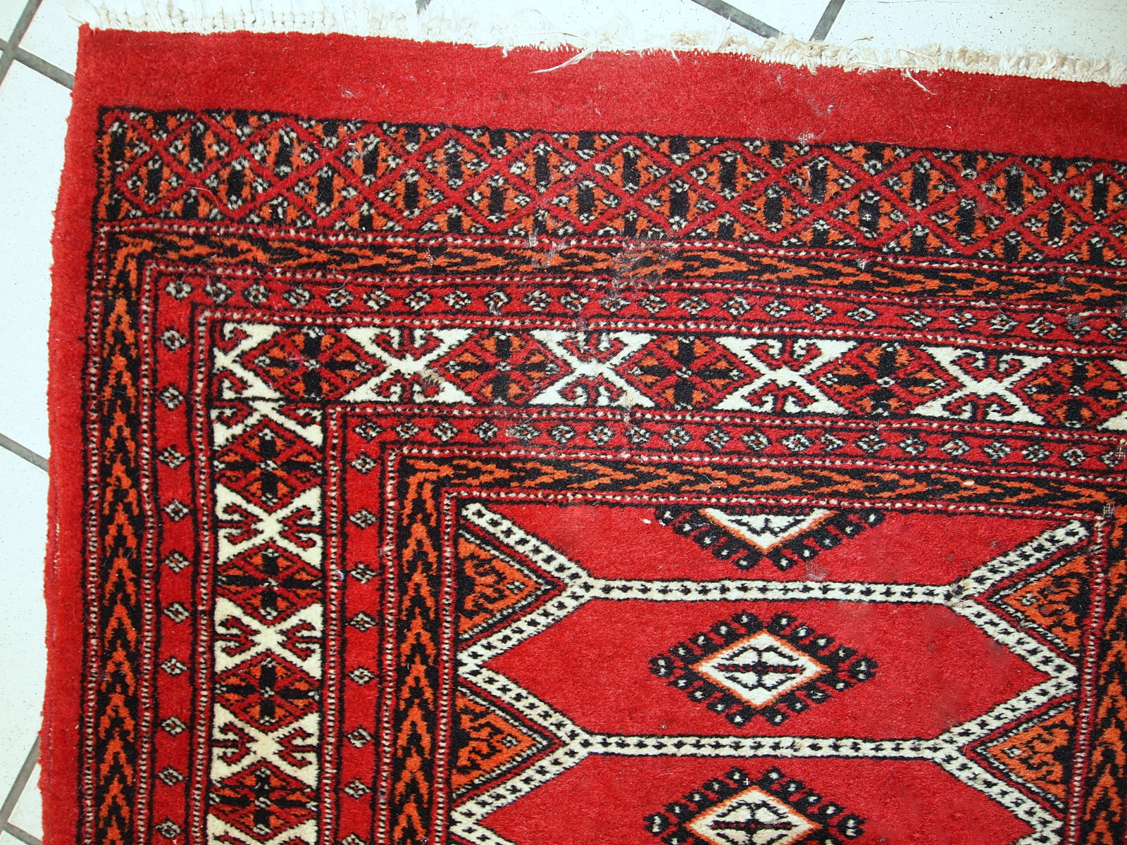 Close-up view of the intricate wool weaving in the vintage Lahore rug from Pakistan.

