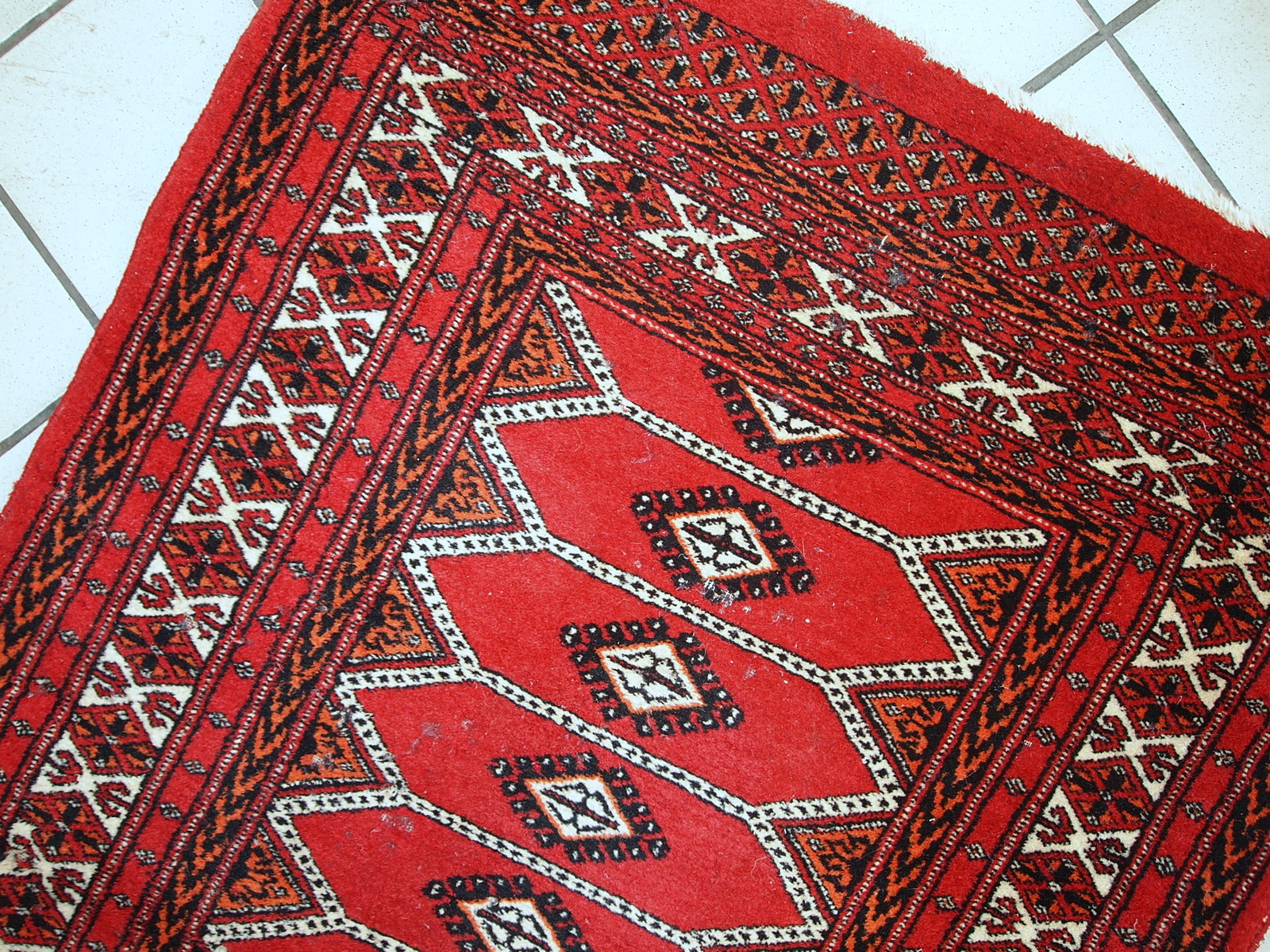 Full view of the vintage Pakistani Lahore rug measuring 2.6' x 4.7'.

