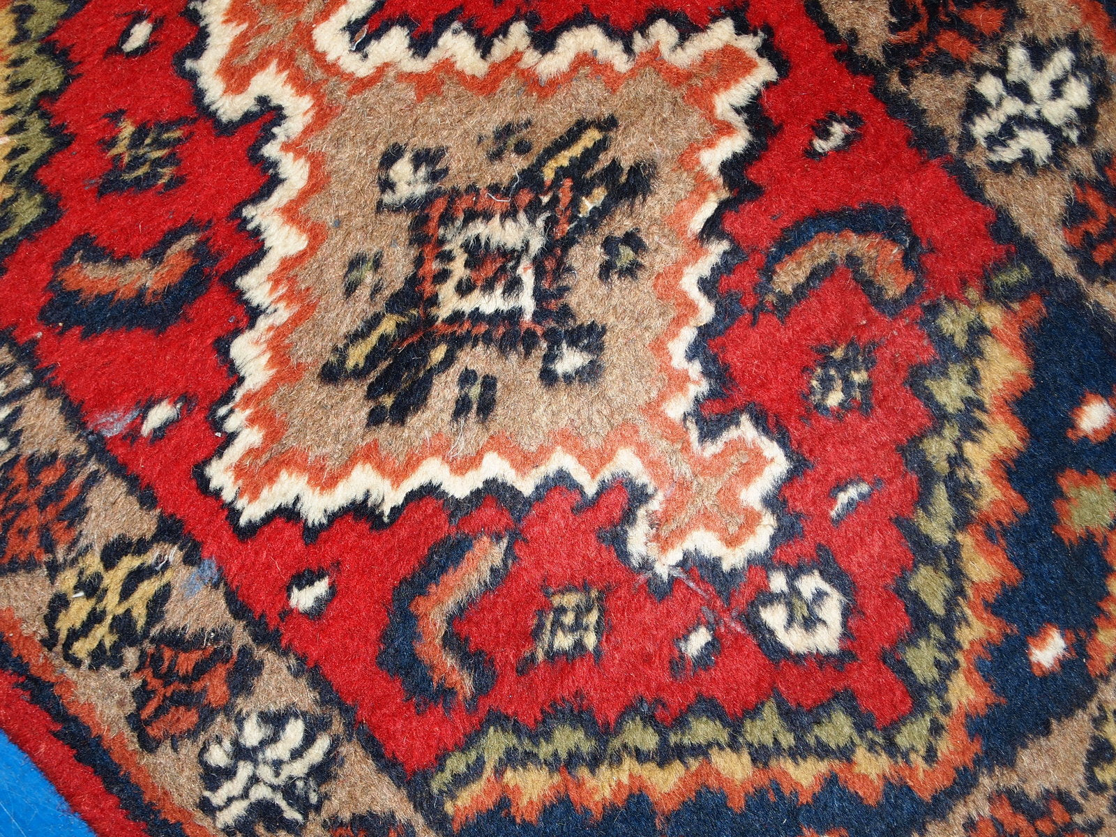 Close-up of the wool texture in the handmade vintage Hamadan style rug.

