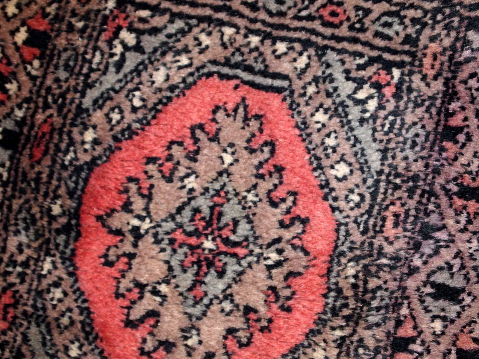 Symmetrical Bukhara motif in red and black

