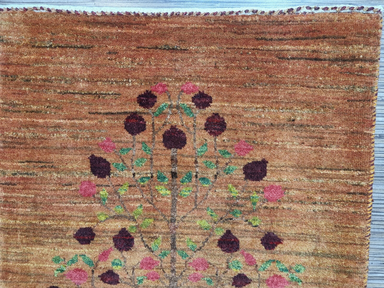 Compact Persian rug measuring 60 x 90 cm
