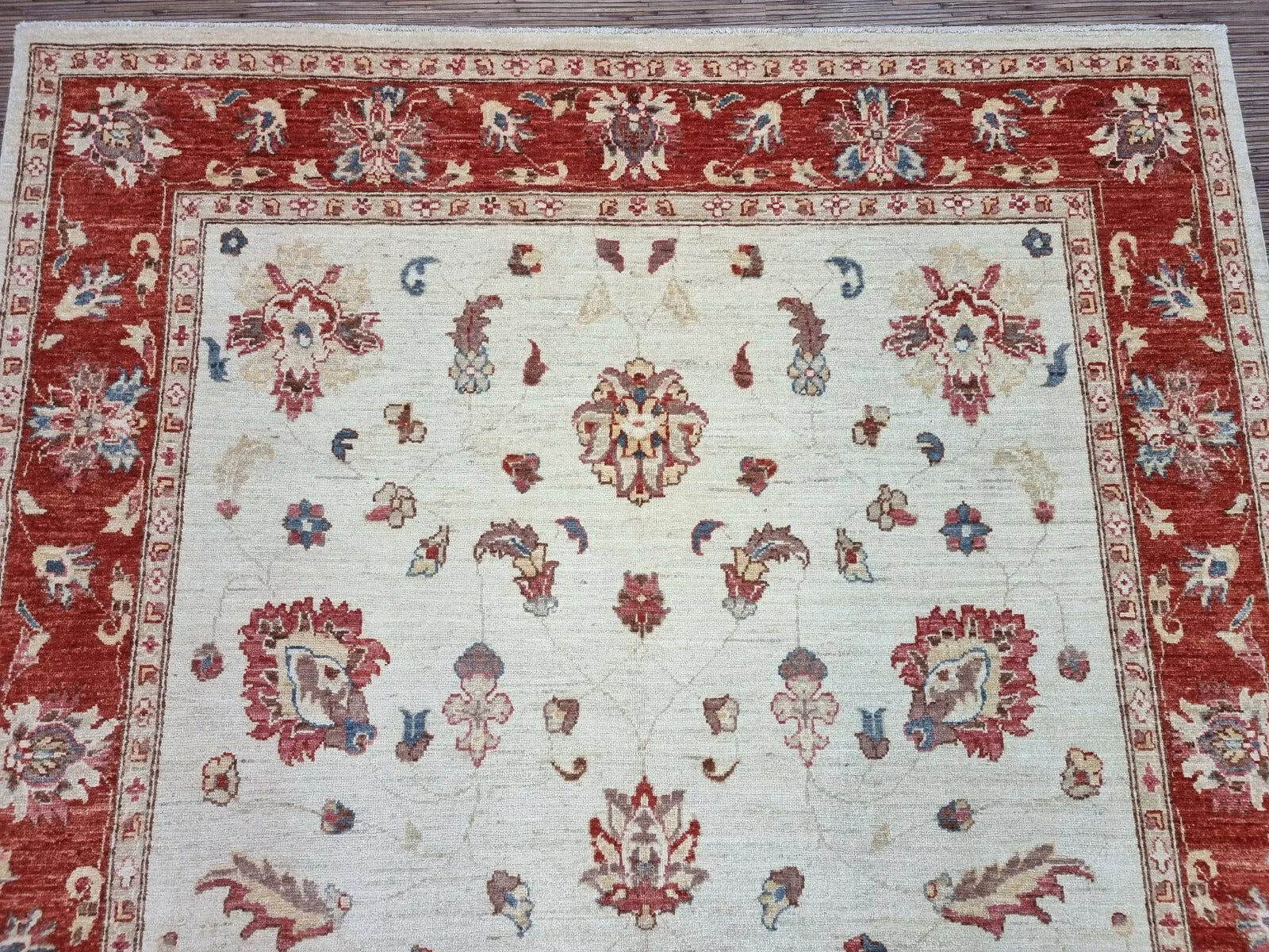 Traditional floral rug with scrolling vines

