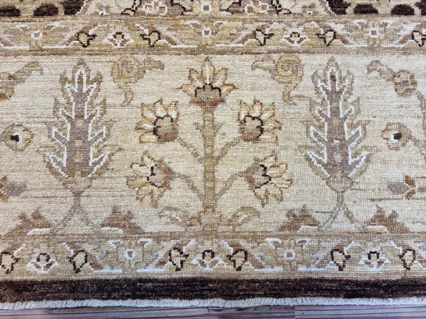 Detail of the rug's corner, displaying the seamless flow of the pattern.

