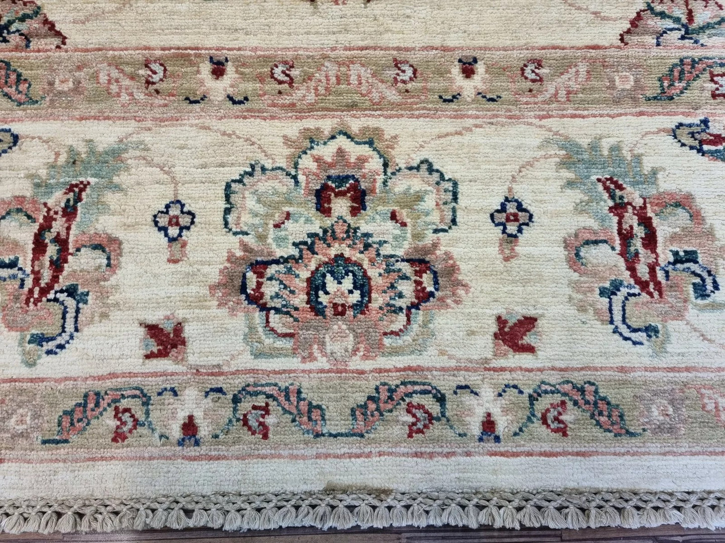 Detail of the rug's corner, displaying the seamless flow of the pattern.

