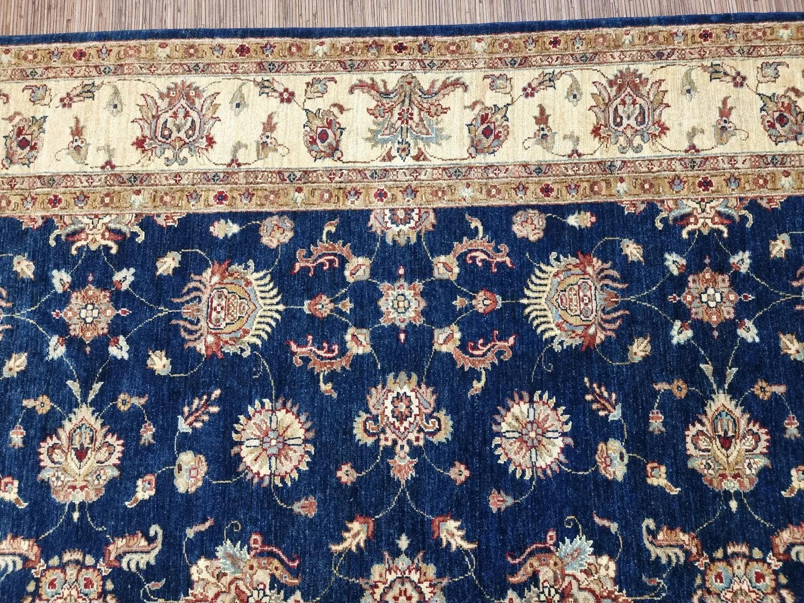 Detail of the rug's corner, displaying the seamless integration of the pattern.

