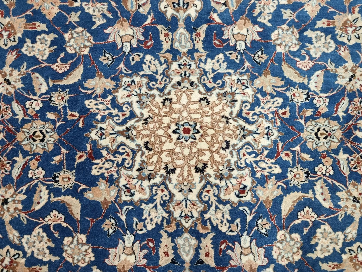 Small antique Persian Nain carpet from the 1920s, measuring approximately 118 × 166 cm, ideal for a study, reading nook, entryway, or cozy living area.

