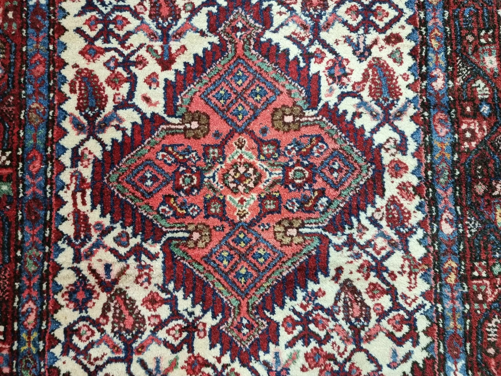 Small vintage Persian Hamadan carpet from the 1950s, measuring approximately 95 × 155 cm, ideal for entryways, smaller rooms, or as a decorative layer.

