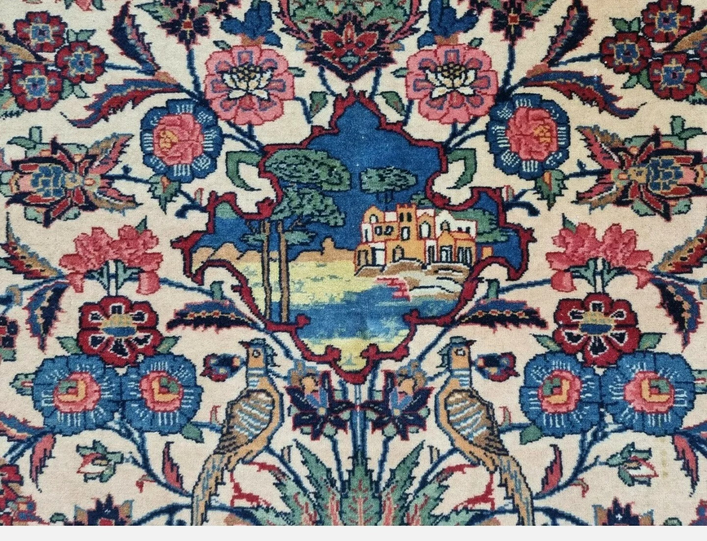 Antique Persian rug from Kashan (Keschan), hand-knotted in the 1920s, featuring premium wool pile on a cotton foundation with timeless floral design and exceptional craftsmanship.

