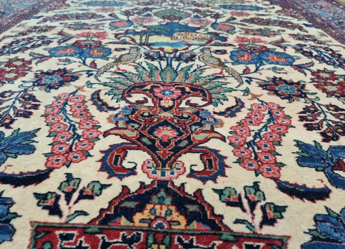Medium-sized antique Persian Kashan carpet from the 1920s, measuring approximately 136 × 196 cm, ideal as a centerpiece for a living room, dining room, or office.

