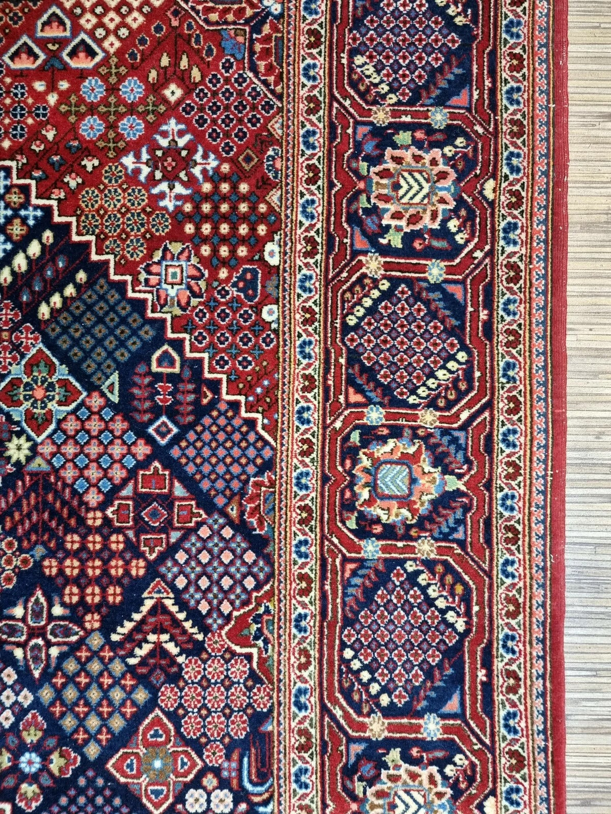 Vintage Persian Kashan rug measuring 4.4 × 7.3 feet, hand-knotted circa 1950s in excellent vintage condition, with newly replaced fringes and professionally cleaned for immediate use.

