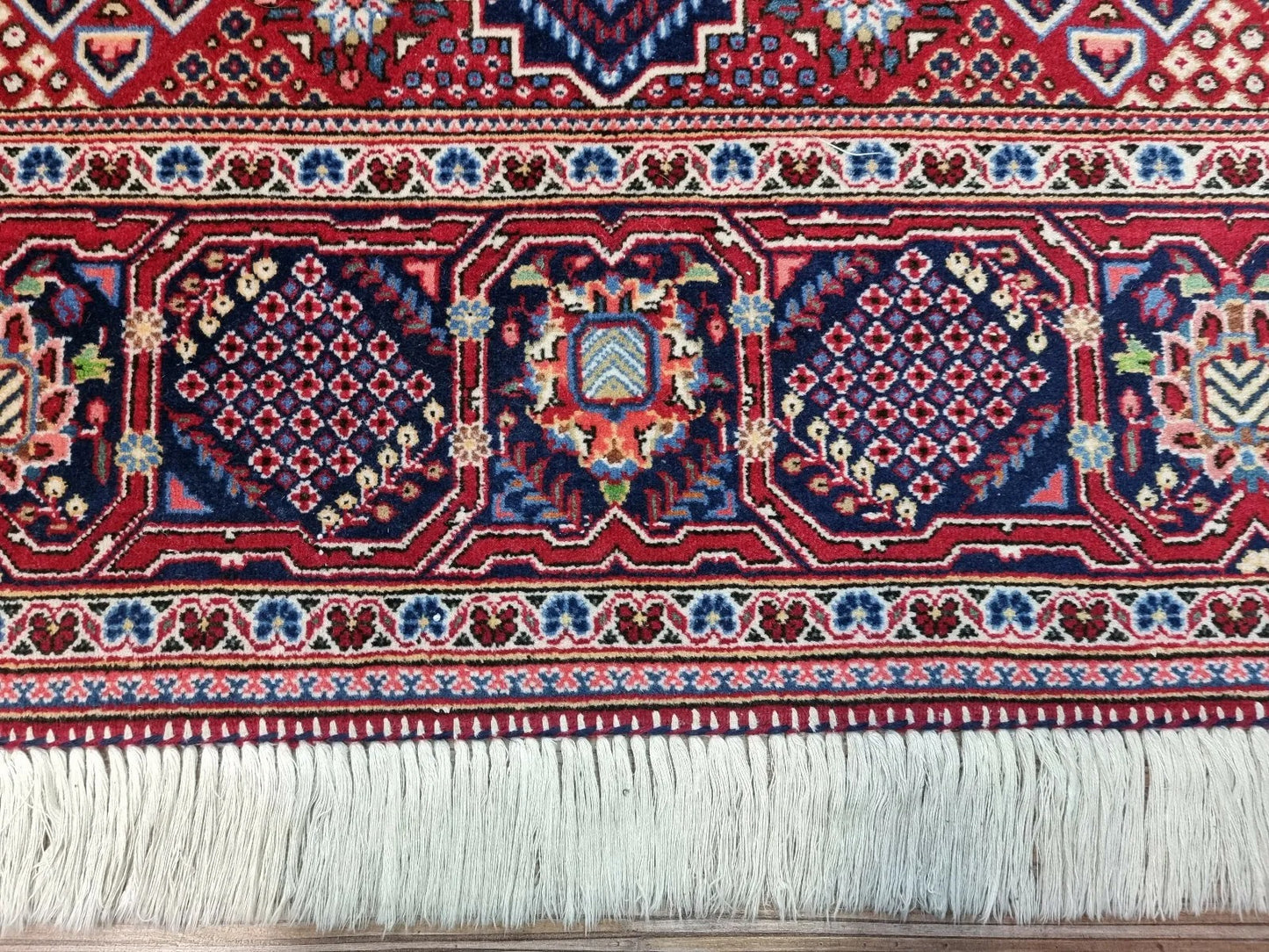 Medium-sized vintage Persian Kashan carpet from the 1950s, measuring approximately 135 × 222 cm, ideal as a focal point in medium-sized spaces, living areas, bedrooms, or under furniture.

