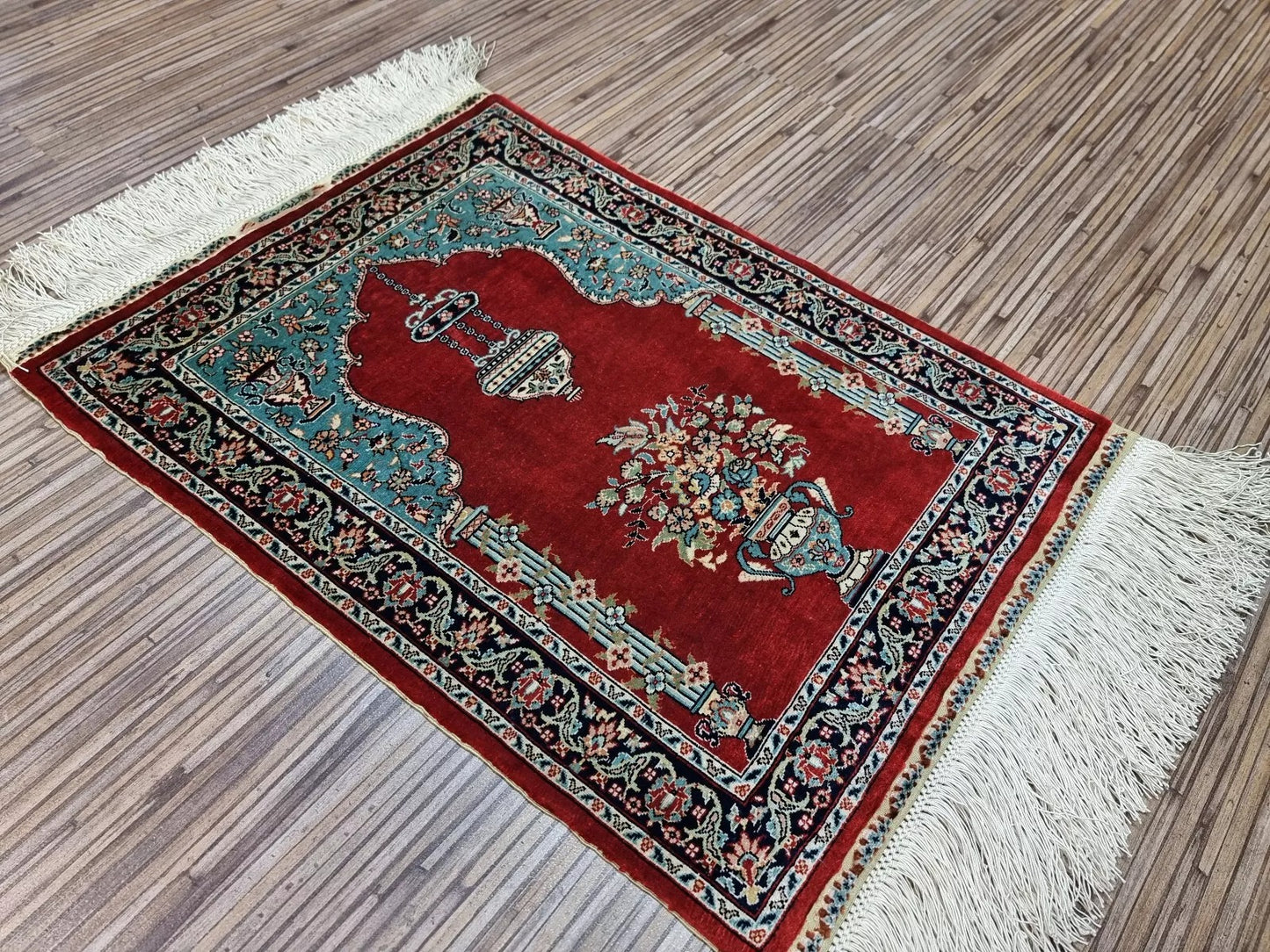 Close-up of the high knot density weave on a 1970s Turkish Hereke rug, showing the 13×13 knots/cm² in pure silk, confirming the exceptional precision of Hereke craftsmanship.

