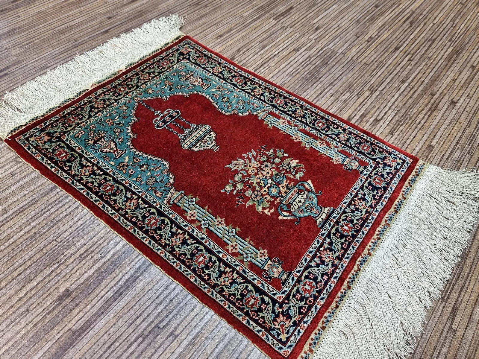 Close-up of the high knot density weave on a 1970s Turkish Hereke rug, showing the 13×13 knots/cm² in pure silk, confirming the exceptional precision of Hereke craftsmanship.


