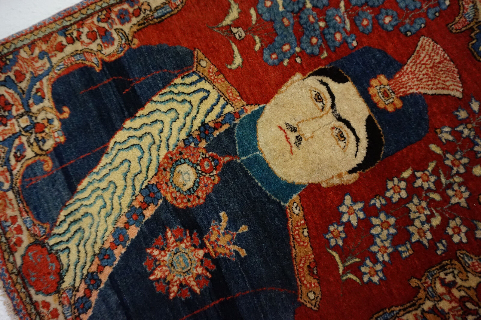 1900s Persian rug: Antique Mohtasham Kashan rug, steeped in history and artistic tradition.