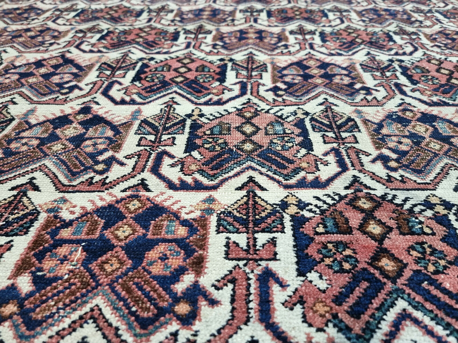 Add a touch of the Middle East: Vintage Afshar rug with symmetrical design (1920s).