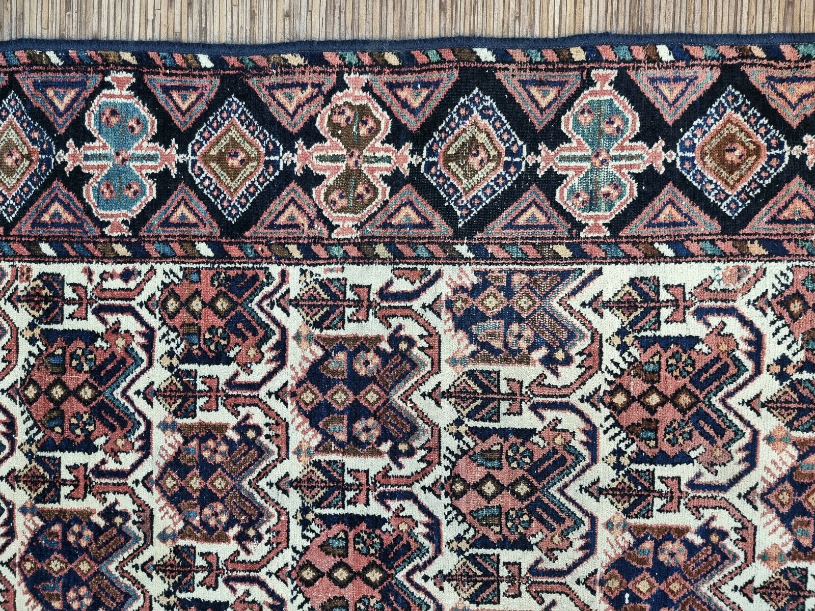 Vintage Persian rug (1920s) with low pile for a touch of history and comfort.
