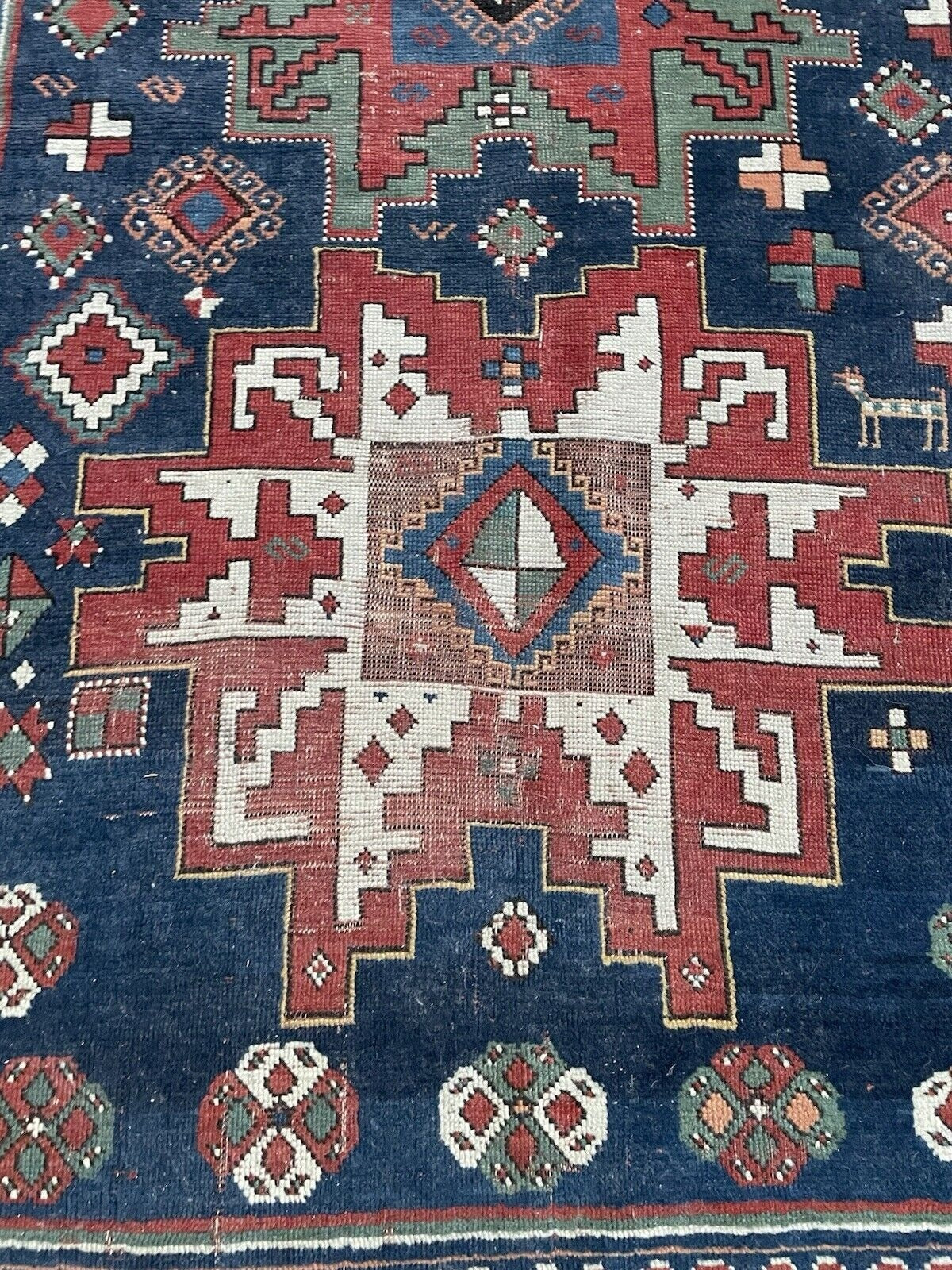 Detail of the rug's corner, displaying the integration of the border and field.

