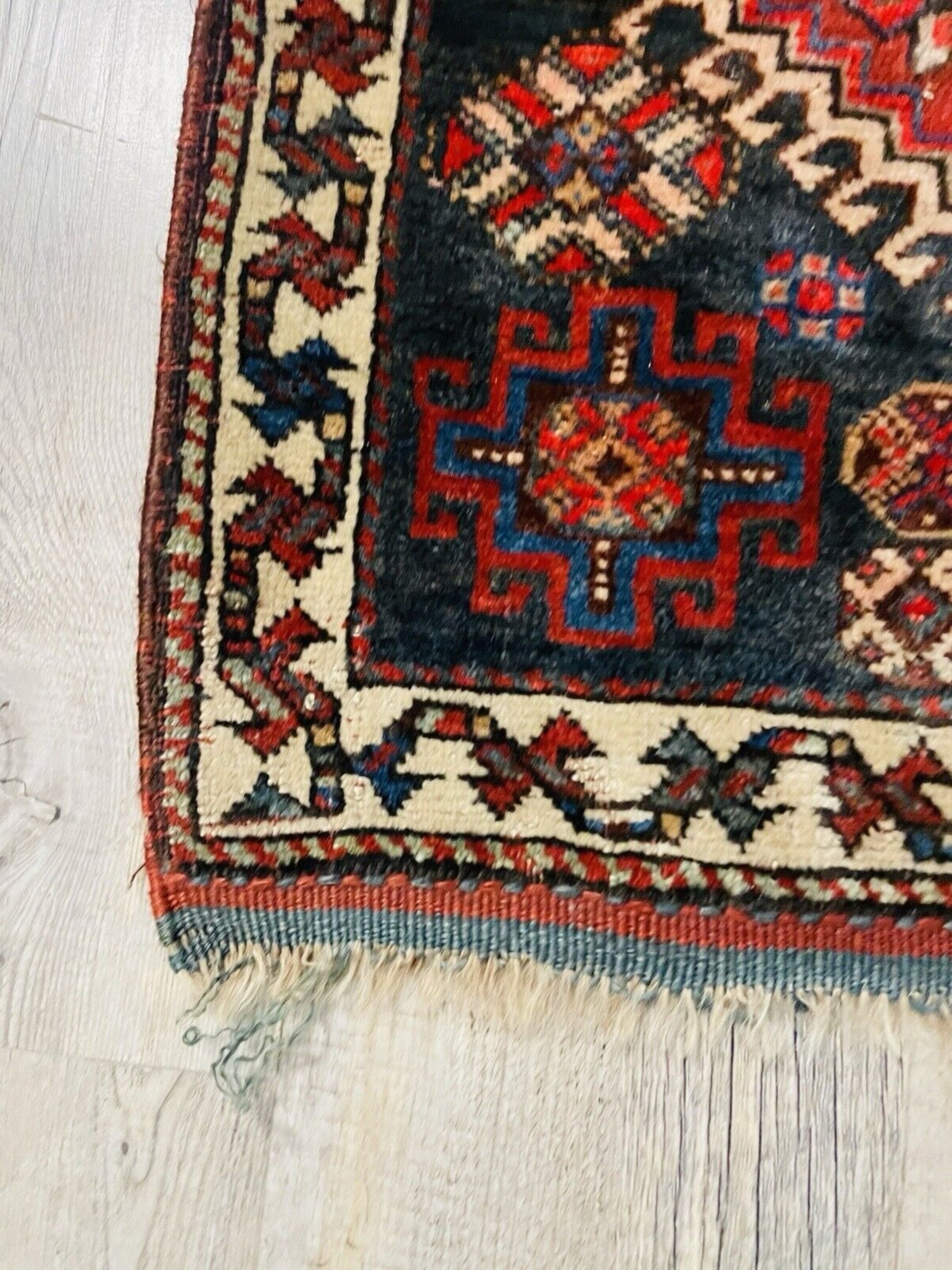 Color contrast between background and motifs

