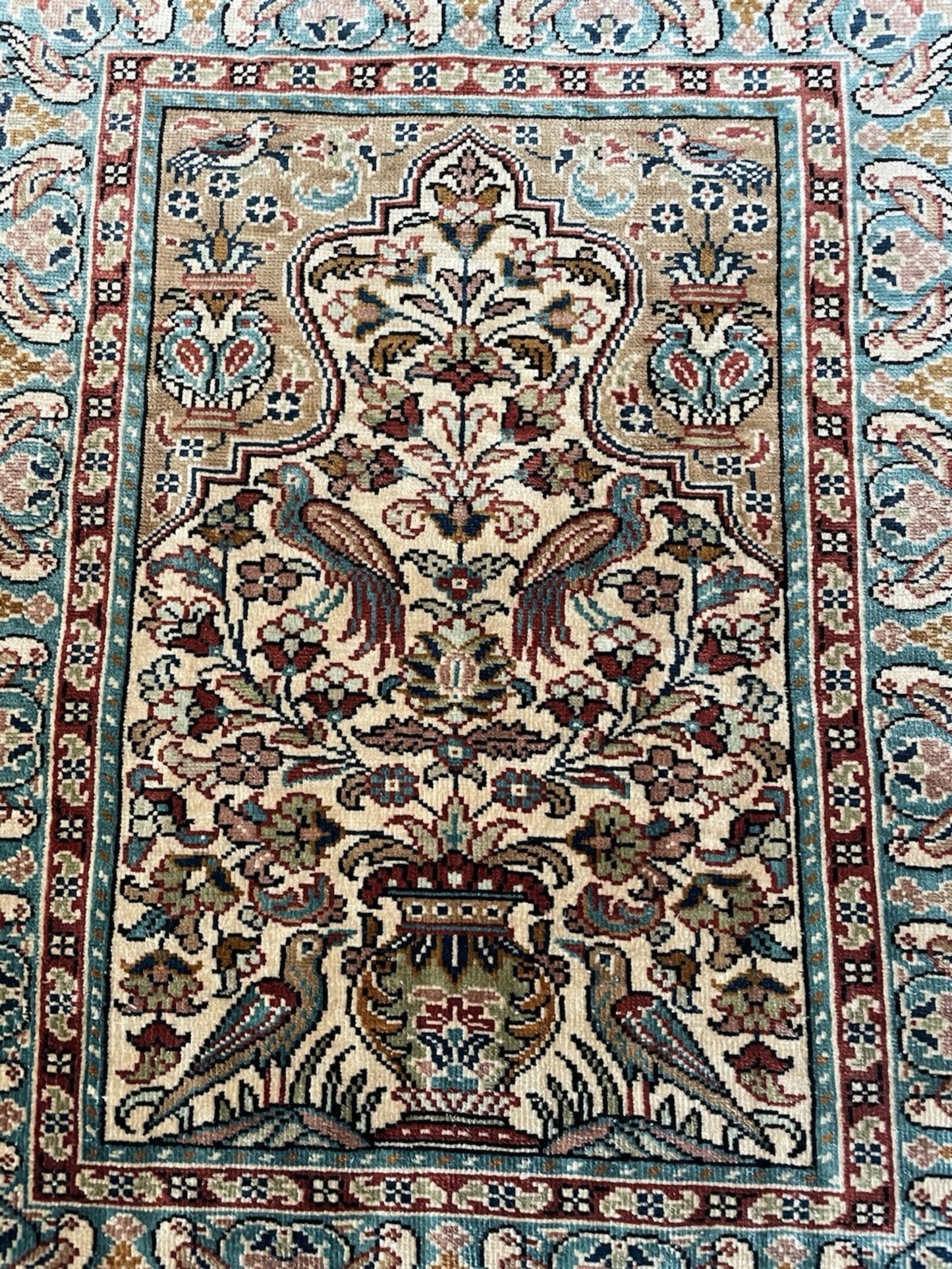 Delicate vase motif in central design

