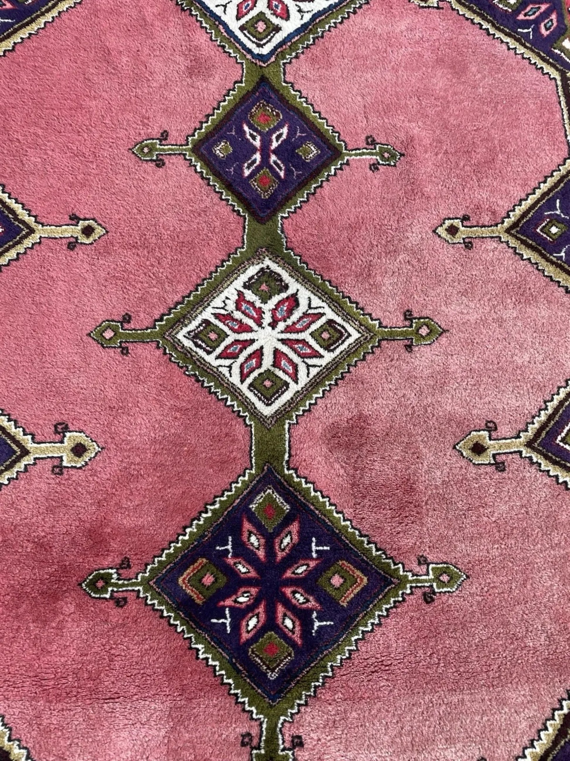Close-up of intricate medallion interior patterns

