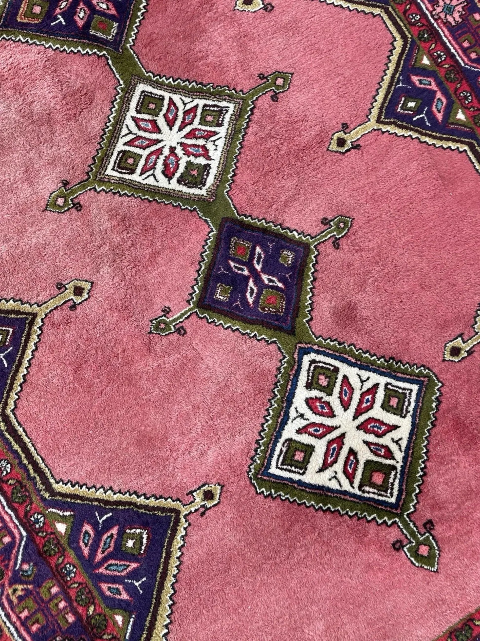 Ivory elements creating contrast against dark blue

