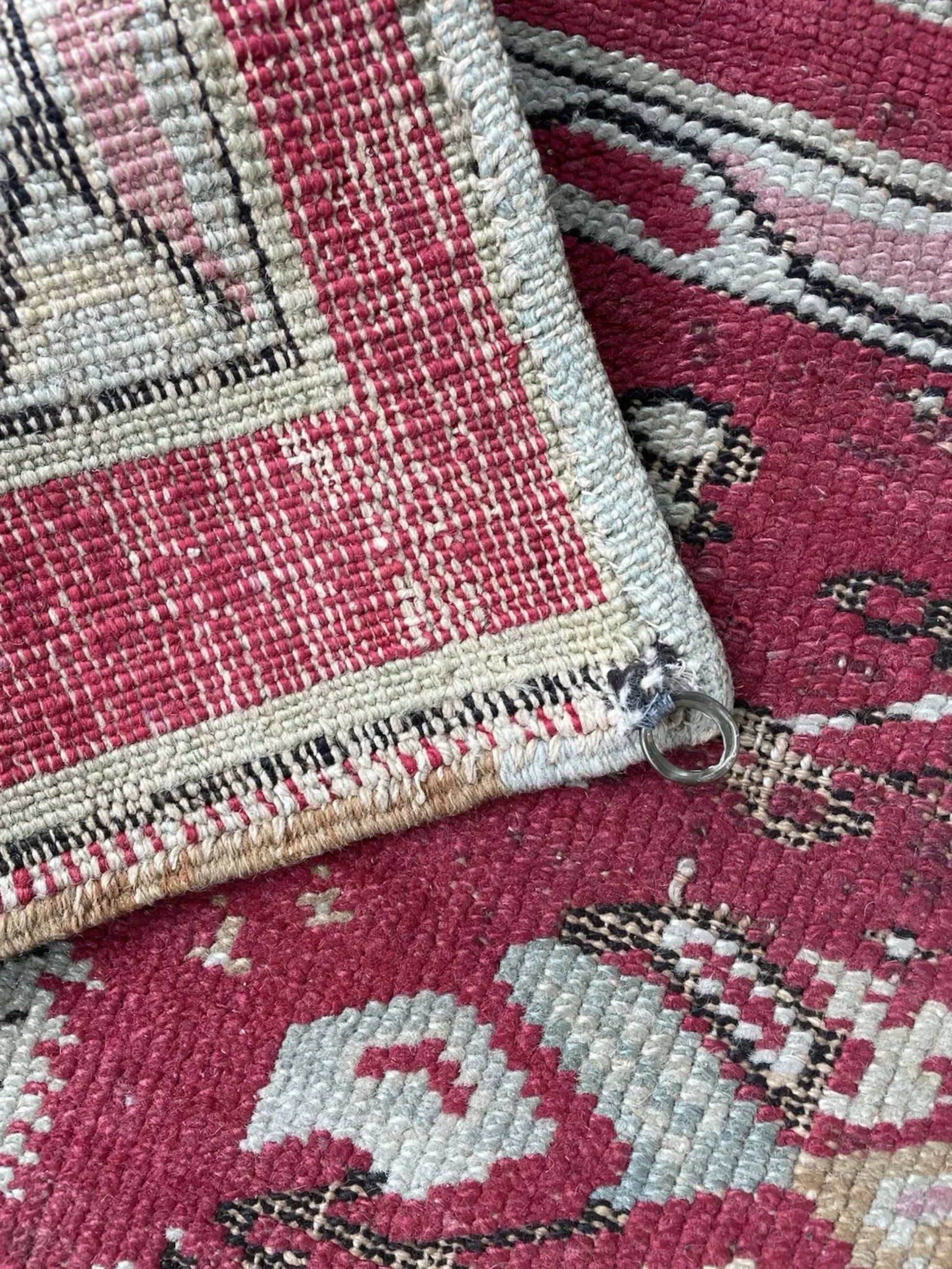 Color contrast between crimson field and light motifs

