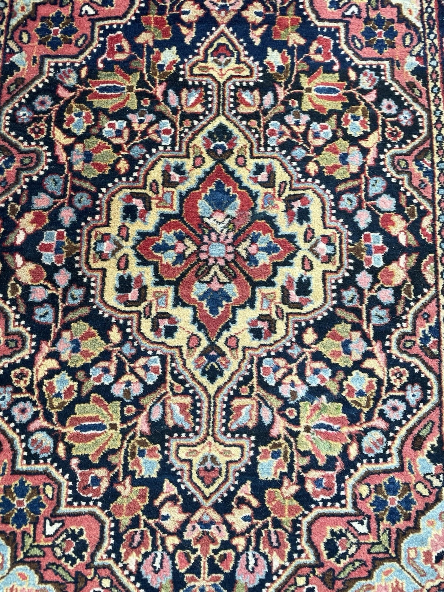 Traditional Sarouk border patterns


