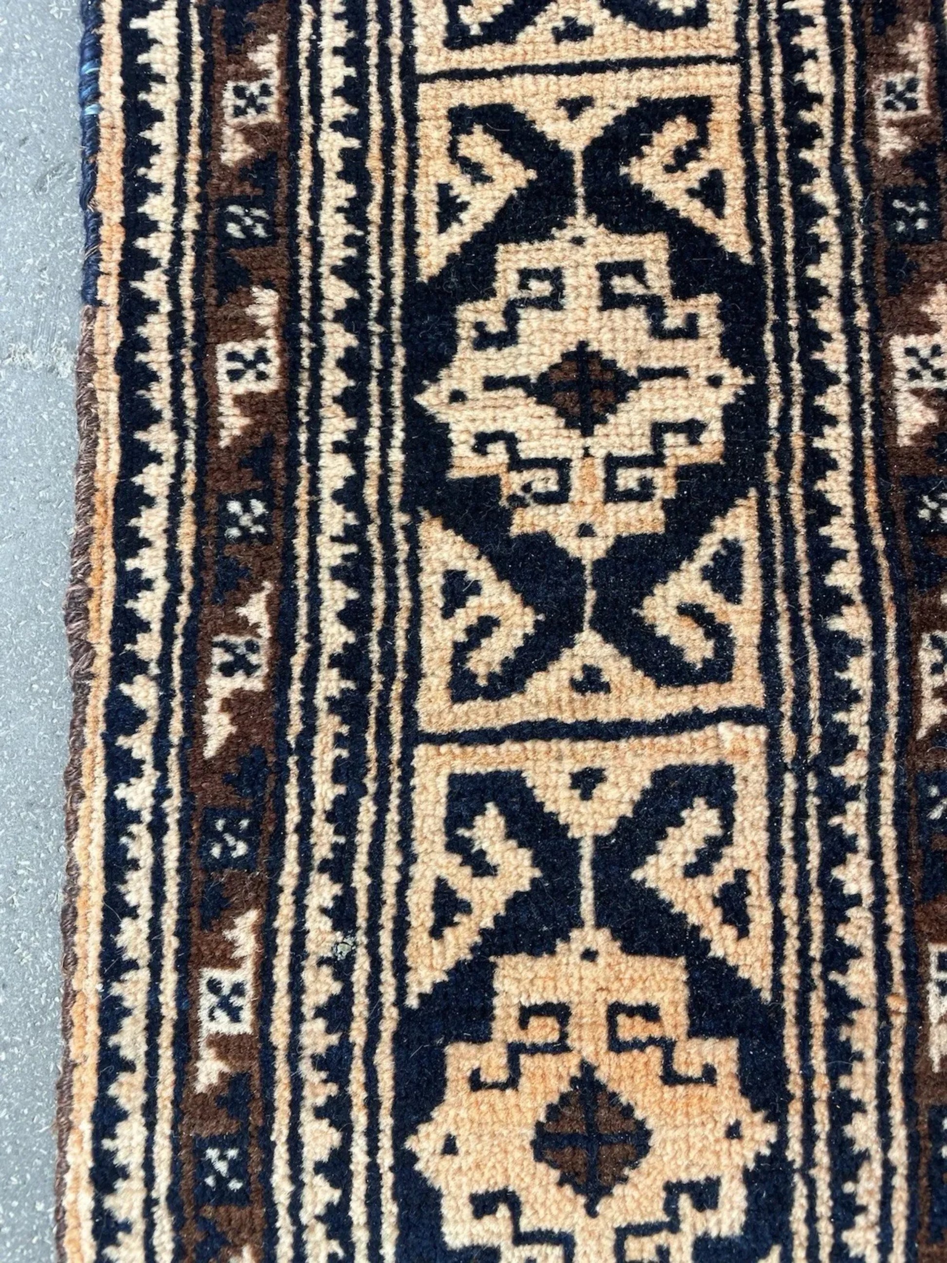 Macro detail of the rug's fringe and edge finishing.


