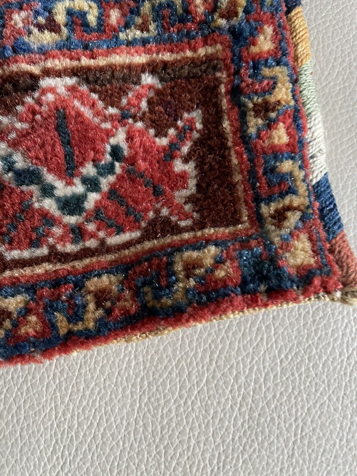 Bottom view of the handmade antique Persian Gashkai small bag (1900s) highlighting the base and fringes.