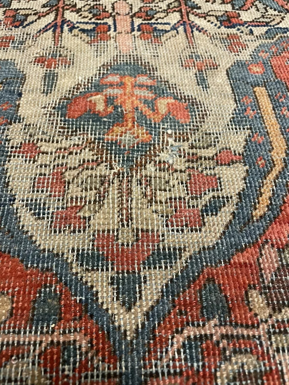 Vintage Persian Farahan rug with intricate border detailing
