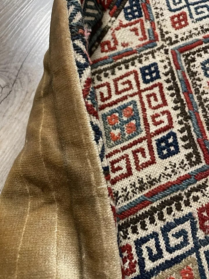 A rare Persian Sumak bag perfect for collectors and design lovers
