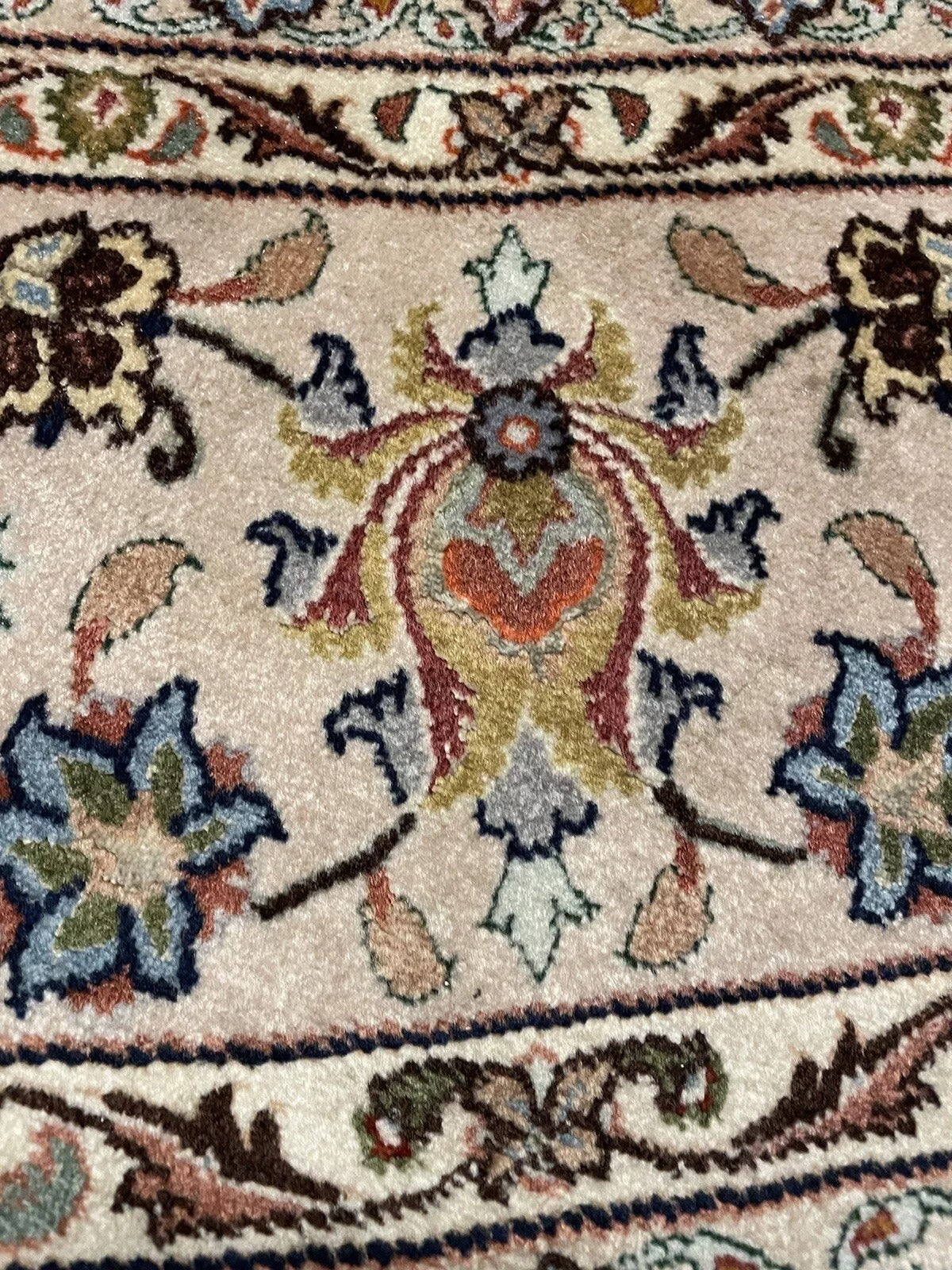 Vintage Persian wool and silk round rug — 195 cm diameter
