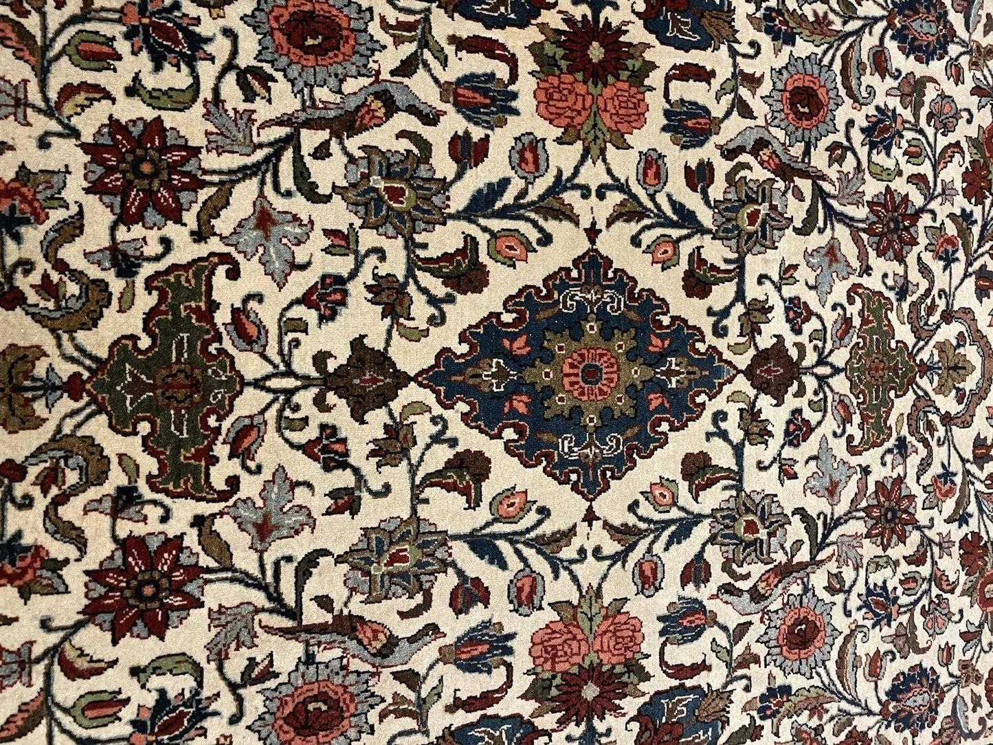 Stylized floral pattern in wool on Malayer rug

