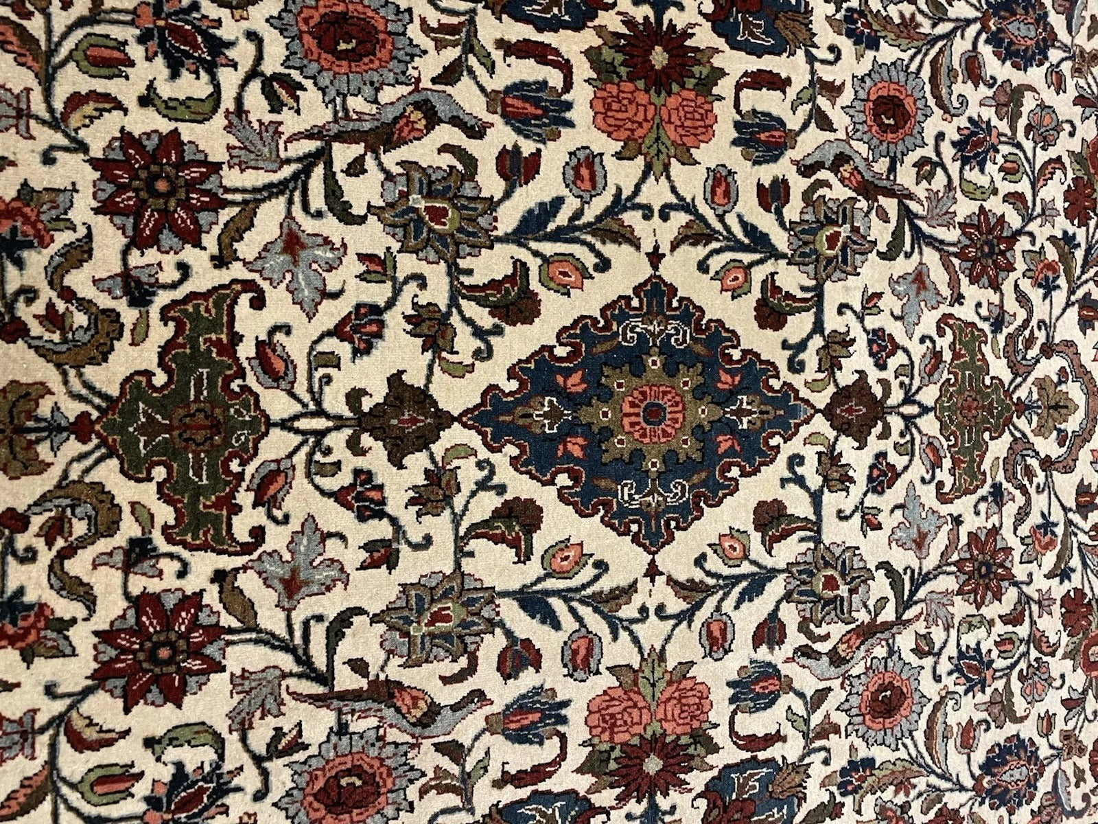 Stylized floral pattern in wool on Malayer rug

