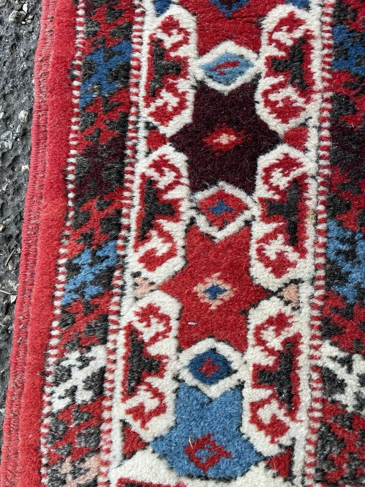 Rug corner showing crisp border pattern in blue and cream

