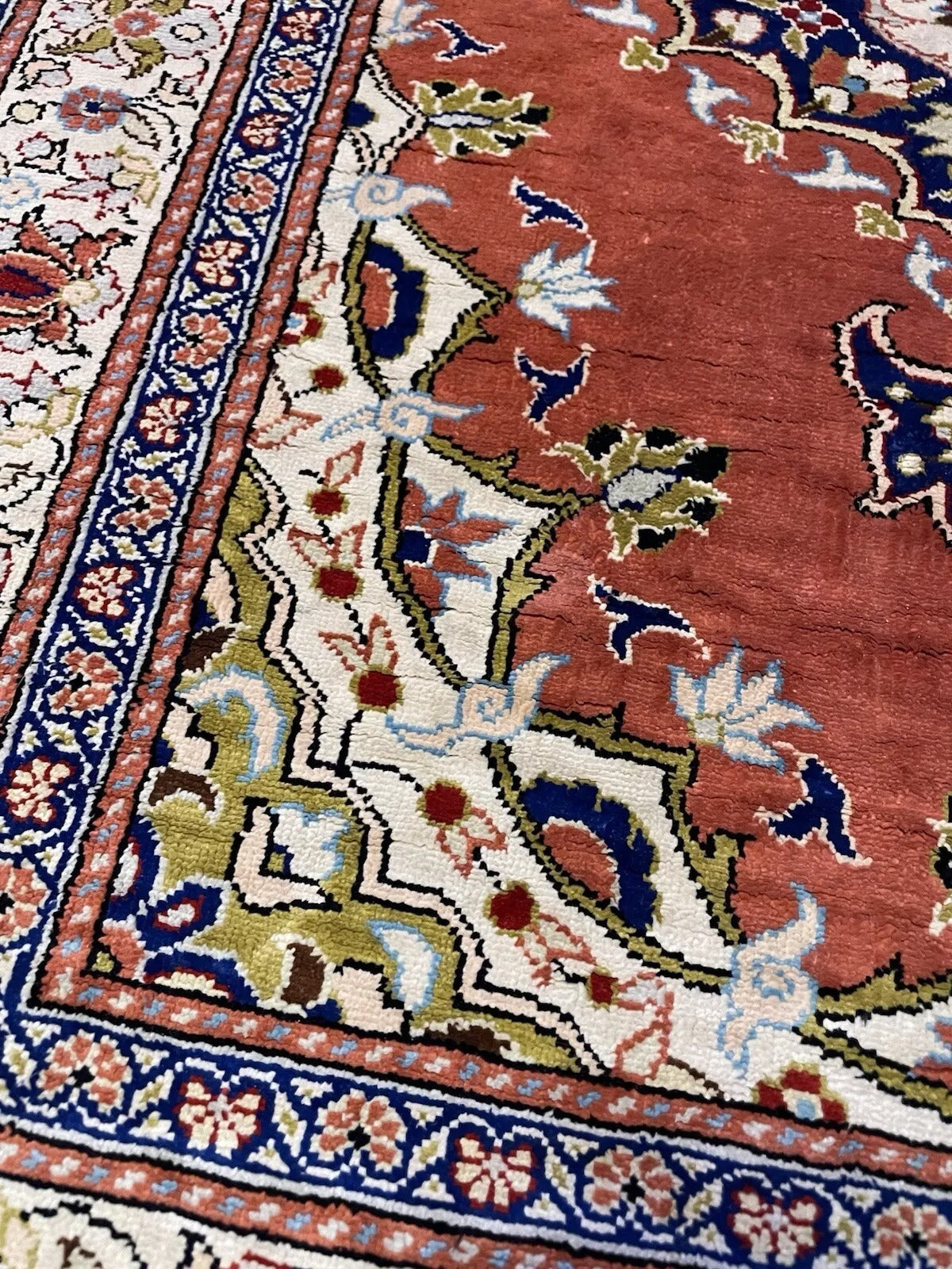Light interplay on silk rug weave

