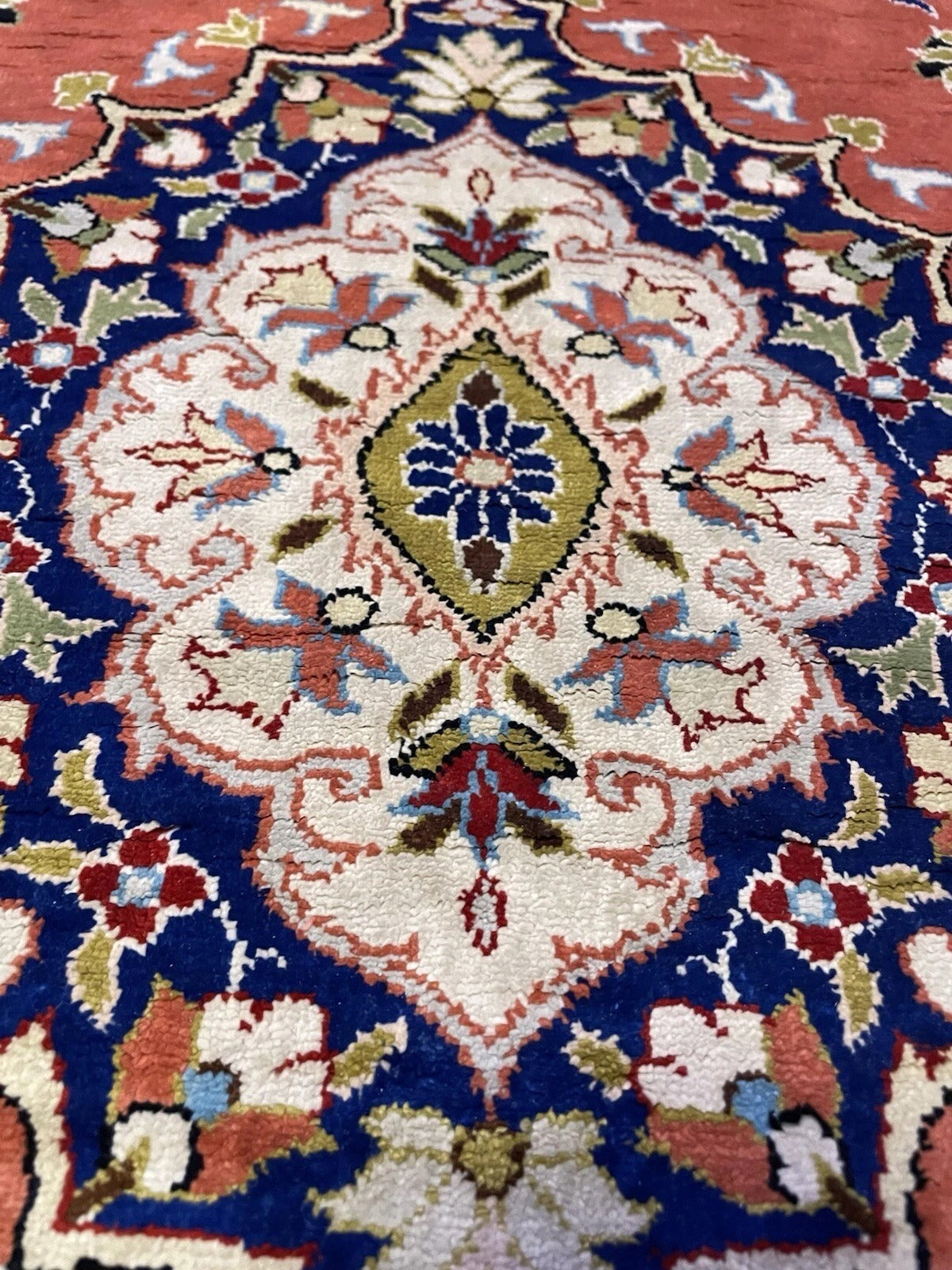 Silk pile texture reflecting light in Kayseri rug

