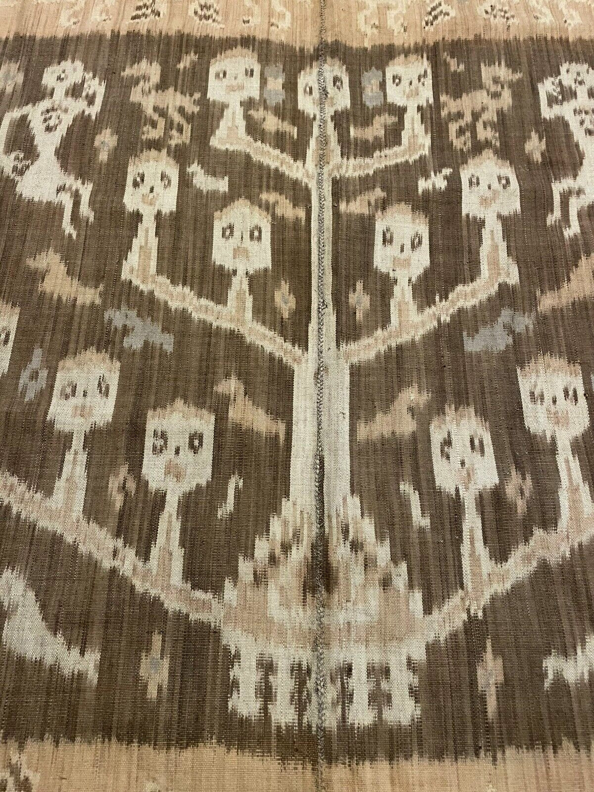 Tone variation across wool fibers under soft light