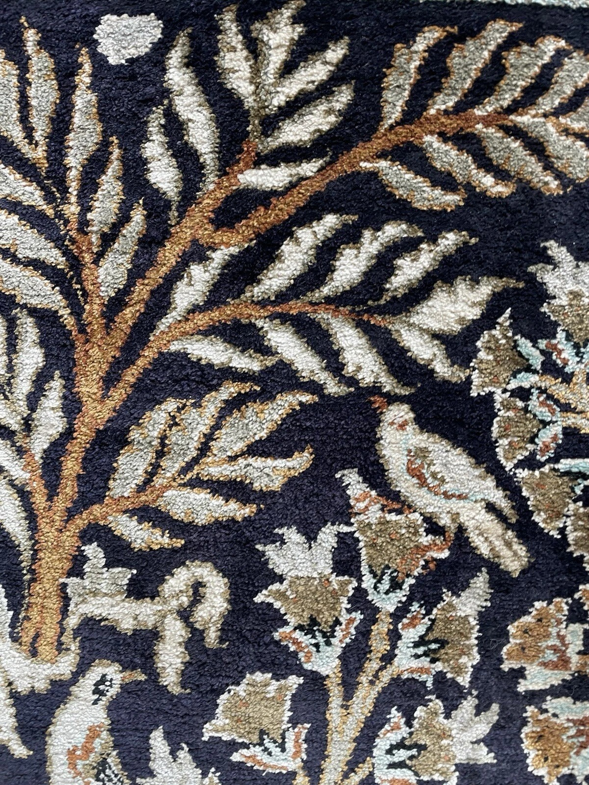 View of the main border with its sophisticated intertwined leaf and flower pattern.


